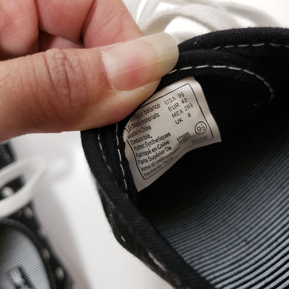 5/$15 Size 9.5 American Eagle Black Casual Shoes with White Flowers - Picture 7 of 8